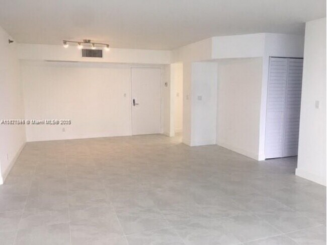 Building Photo - 3600 Mystic Pointe Dr
