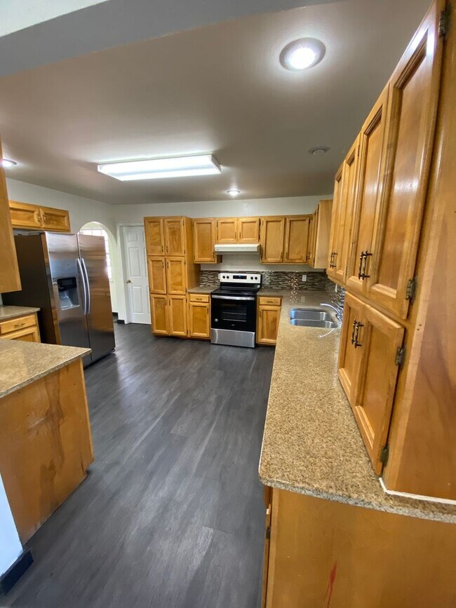 Foto del edificio - Big and Spacious Four Bedroom Home on the ...