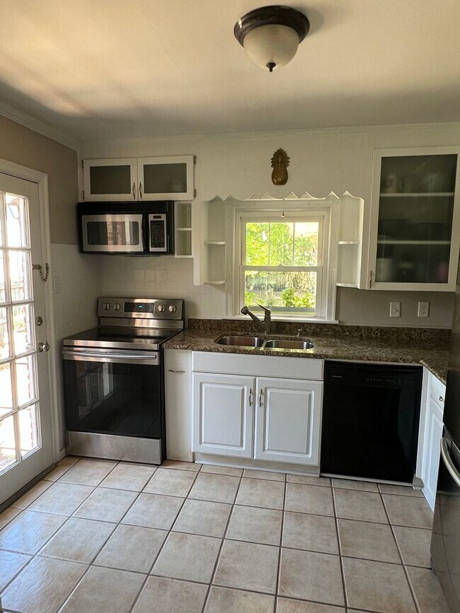 Foto del edificio - Four Bedroom Ranch St Home in Abercorn Heights - Lamara Heights District