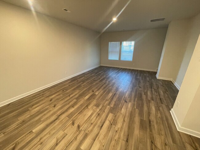 Foto del edificio - Room in Townhome on Memorial Pkwy