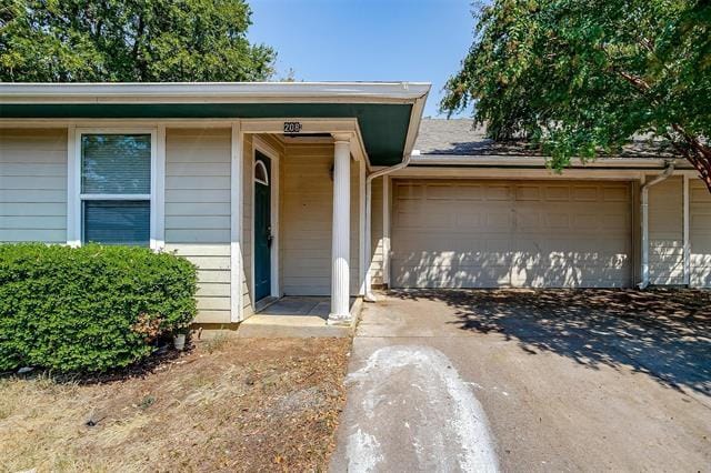 Building Photo - 208 N Val Verde