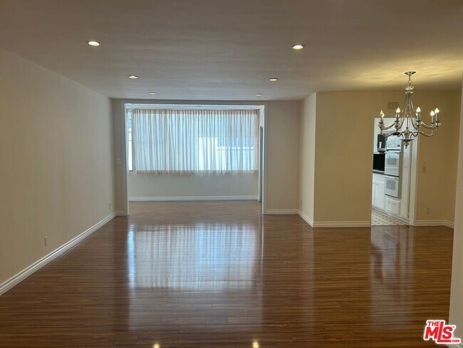 Foto del edificio - 237 N Almont Dr
