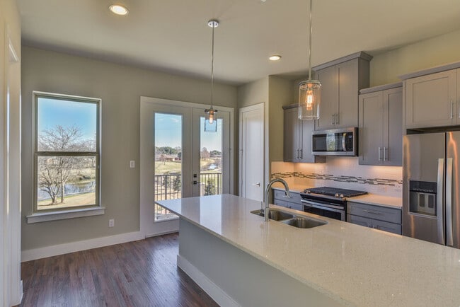 Building Photo - 736 N Plano Rd