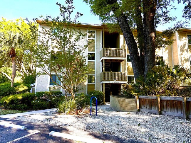 Building Photo - Close to Beach, Shopping, Restaurants!  Fu...