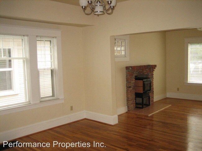 Building Photo - 3839 SE Ivon St