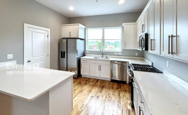 Building Photo - Spacious 4-Bedroom Condo with Modern Ameni...