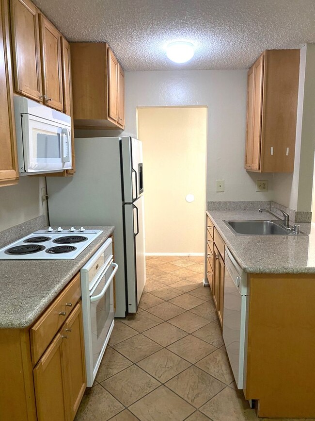 Building Photo - 1br Condo near Lake Merritt!