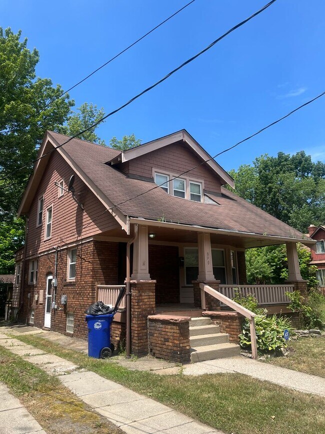 Building Photo - Section 8 Accepted! Spacious Newly Renovat...