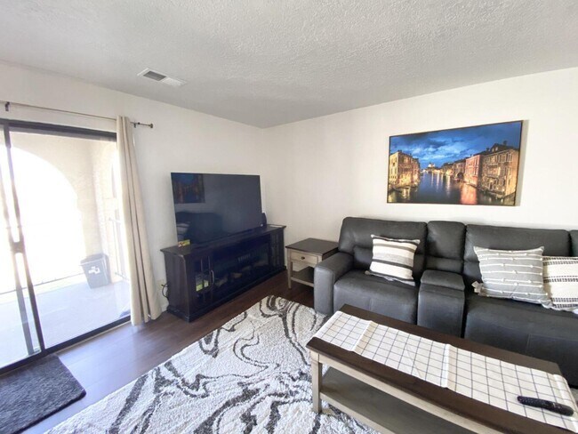 Foto del edificio - 823 Country Club Dr SE