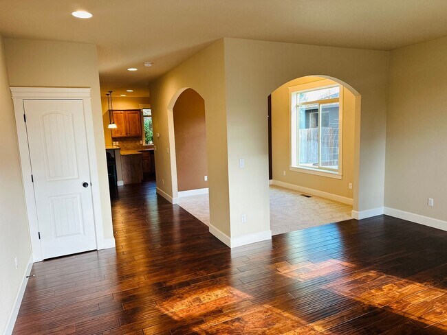 Foto del edificio - Beautiful Custom Felida Home