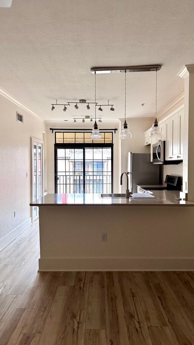 Building Photo - 911 N Orange Ave