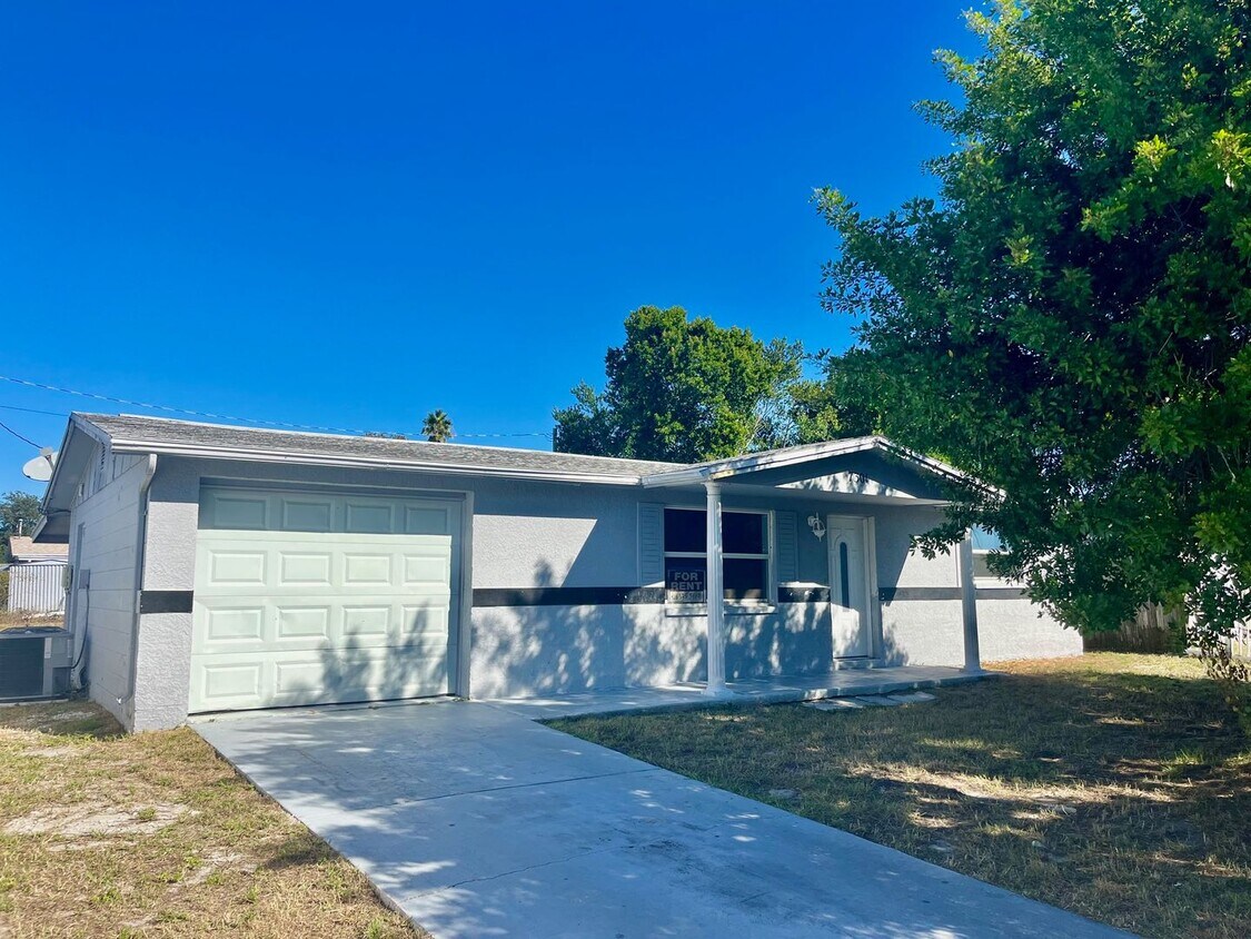 Foto principal - Spacious 3BR/2BA Port Richey home! No appl...