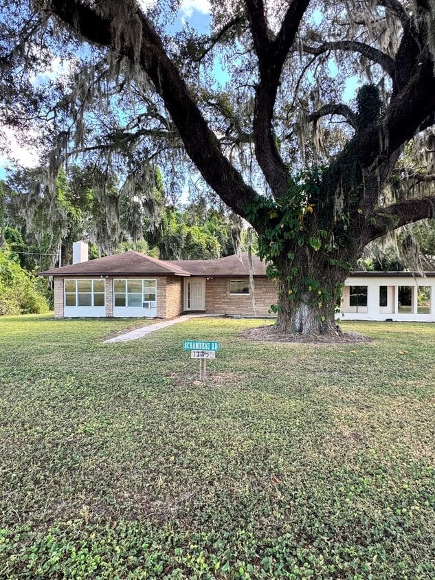 Foto principal - 11850 Schambeau Rd