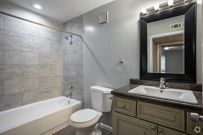 1 habitación, 1 baño - 754 pies cuadrados - Baño - Eastowne Village Apartments