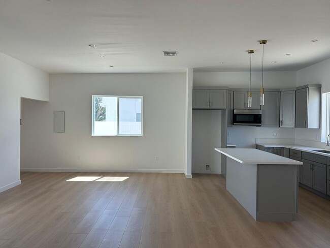Foto del edificio - 9308 E Ave T 6