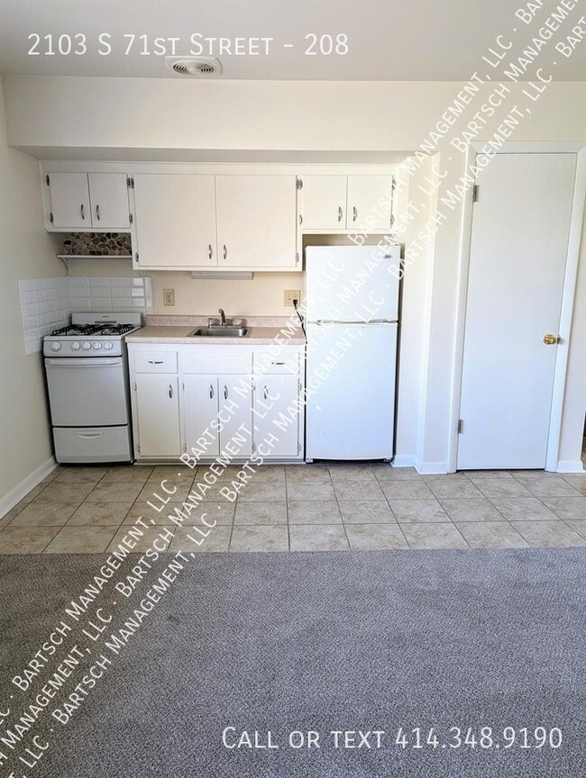 Building Photo - 2103 S 71st St
