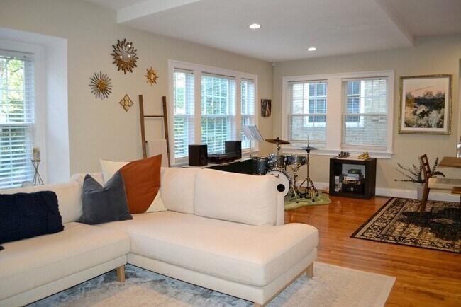 Foto del edificio - 42 Robinwood Ave