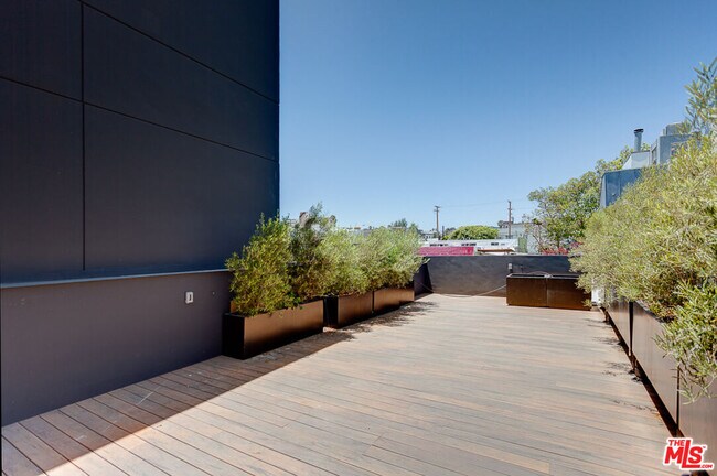 Foto del edificio - 209 Hollister Ave