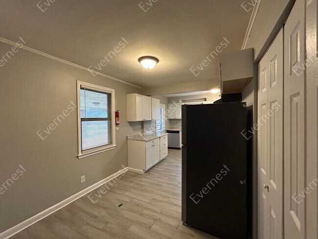 Building Photo - Apply Now & Get $500 credit! 3 Bed & 1 Bat...