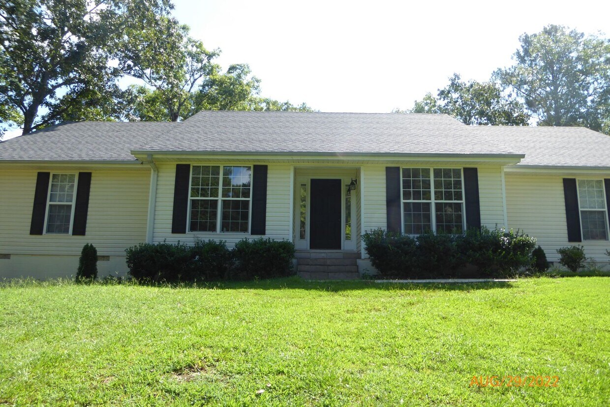 Primary Photo - Spacious Home in Million Dollar Lakes