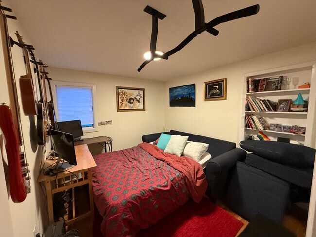 Foto del edificio - 688 Montrose Ave