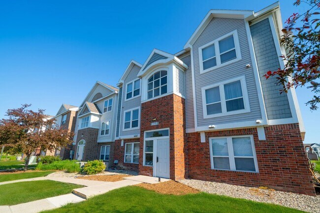 Vista exterior de los apartamentos Heatherwood, Grand Blanc, Michigan. - Heatherwood Apartments