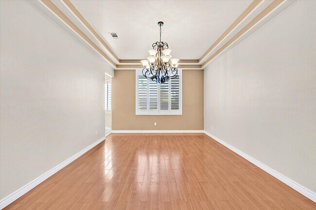 Foto del edificio - Desirable Home with 5 Bedrooms and 4 Bathrooms in Guard Gated Community!