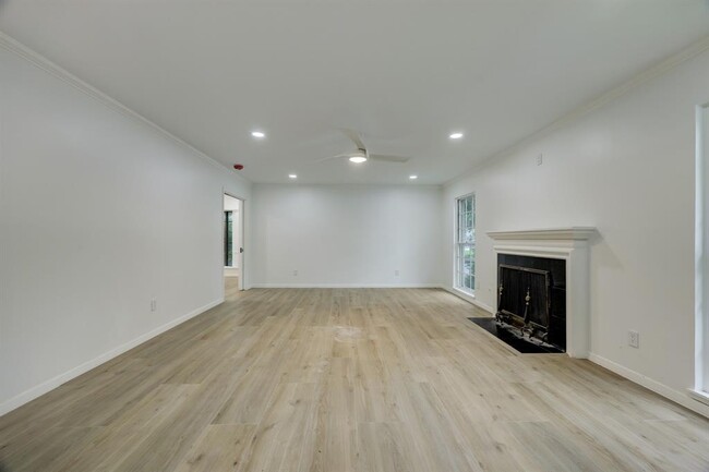 Foto del edificio - 1044 Chimney Rock Rd