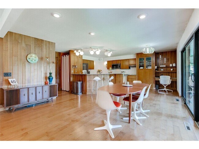 Building Photo - 930 Maplecrest Dr