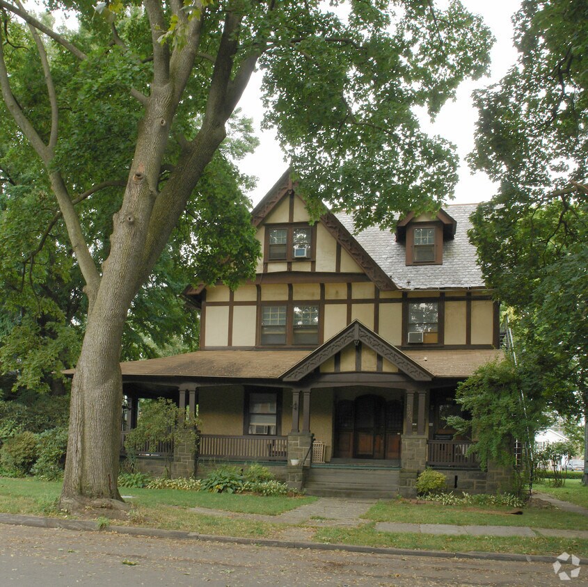 Building Photo - 323-325 Center St
