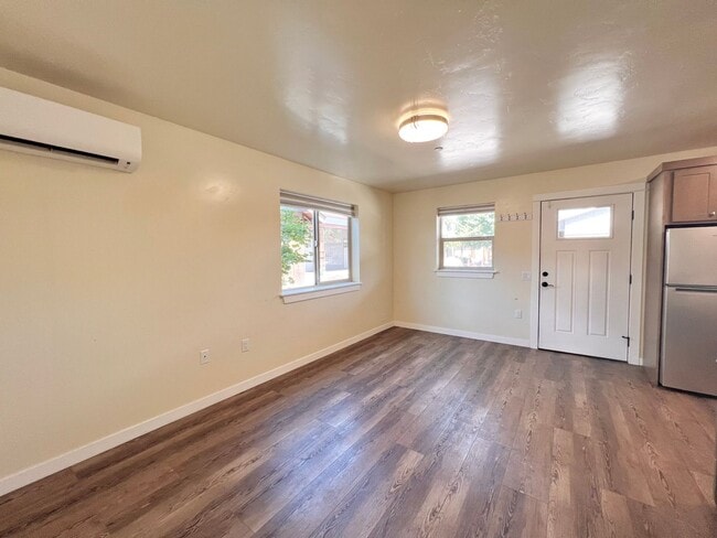 Building Photo - CHECK OUT THIS COZY STUDIO APARTMENT NEAR DOWNTOWN SISTERS!