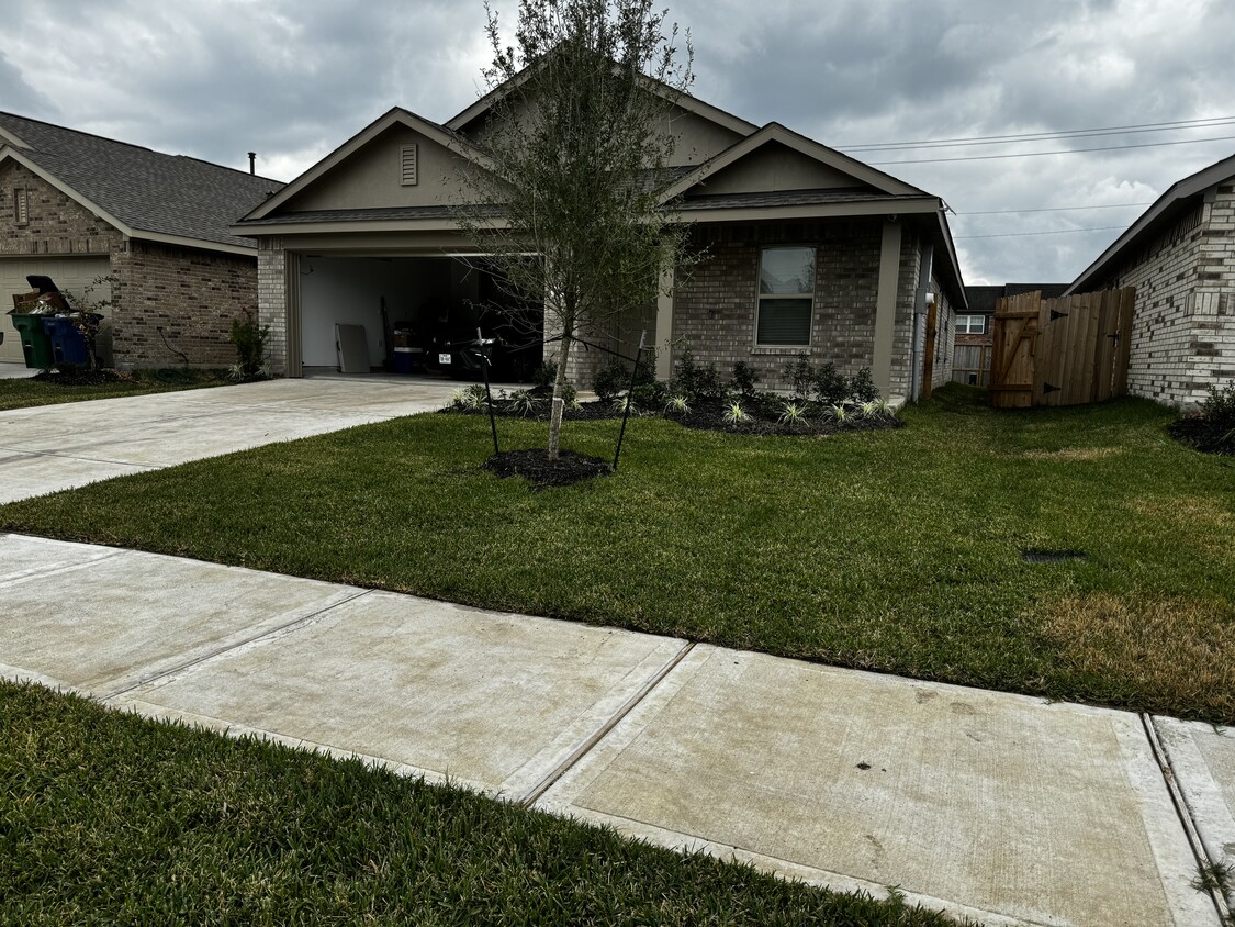 Front yard with lawn care included - 274 Bennett Loop