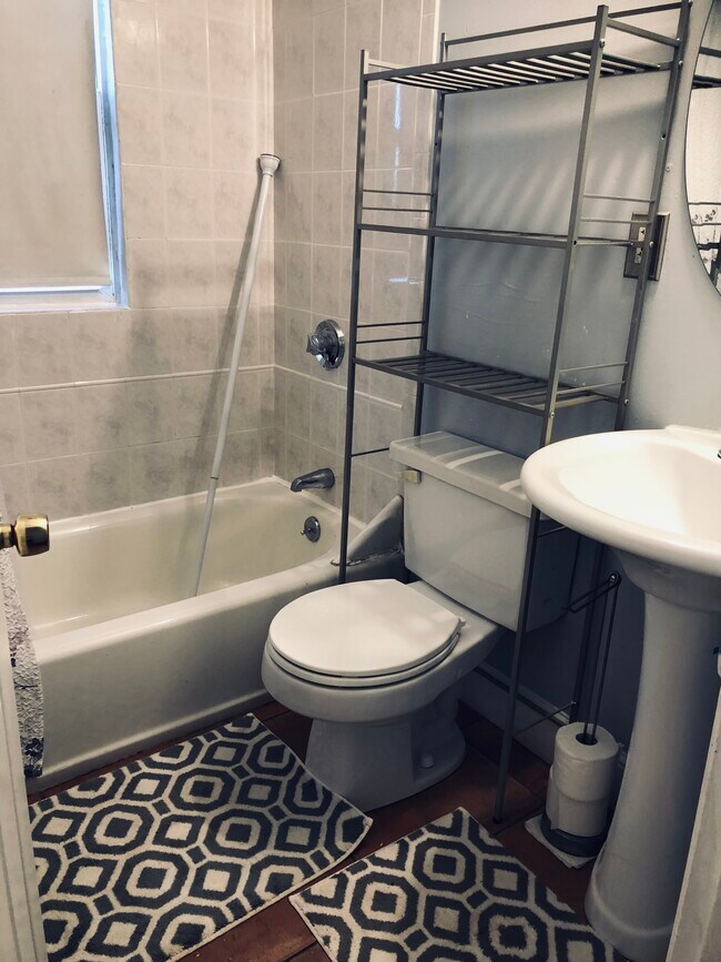 Baño compartido - 53 Germain Ave