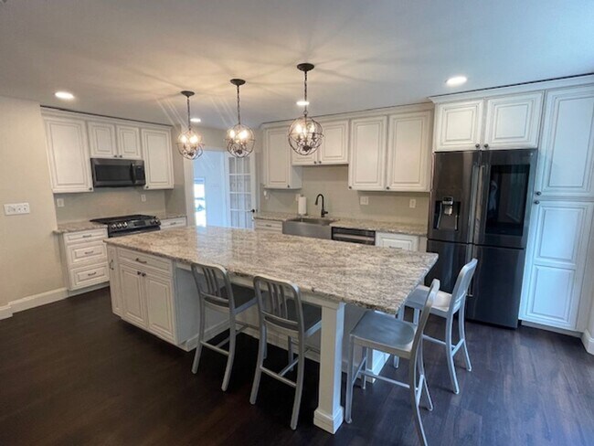 Foto del edificio - GORGEOUS 3 BED 3 BATH BUNGALOW IN PLYMOUTH...