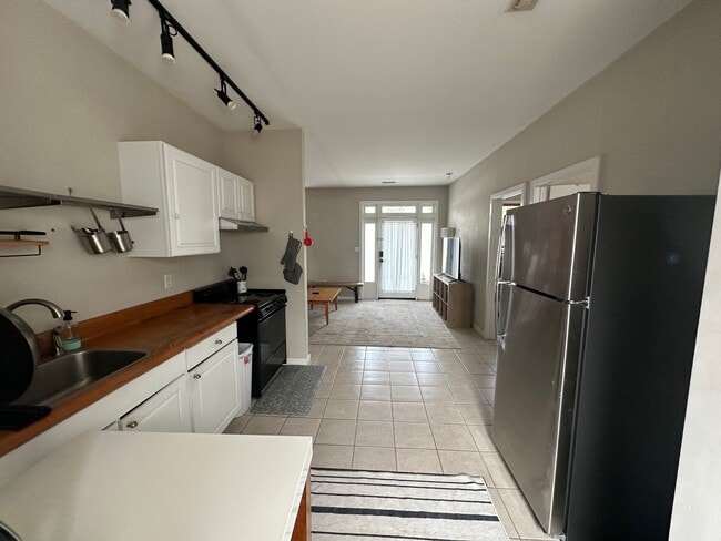 Building Photo - 320 Randolph Ave