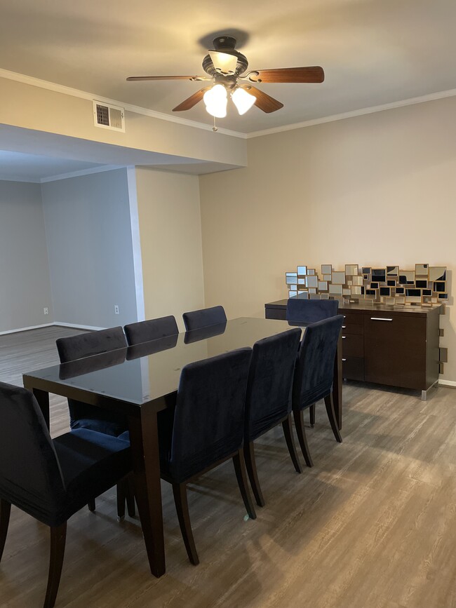 Dining area, everything is included in this photo - 6650 Stoney Point South