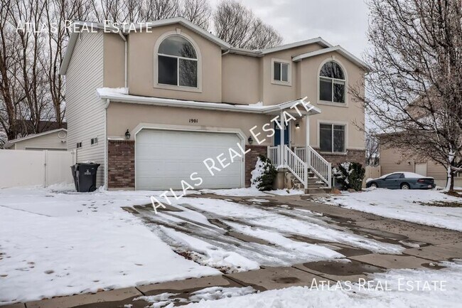 Building Photo - Breathtaking 4 BD / 3 BA, two-story home i...