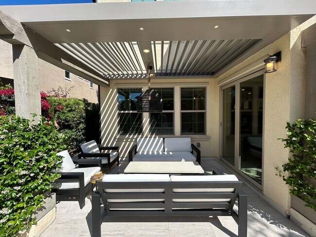 Building Photo - Stunning 3 Bed 2.5 Bath Home with Office in Lake Forest!
