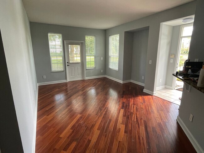 Building Photo - 13700 Richmond Park Dr N