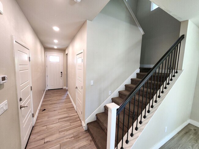 Building Photo - Updated North Natomas 5bd/3ba Home with 2 ...