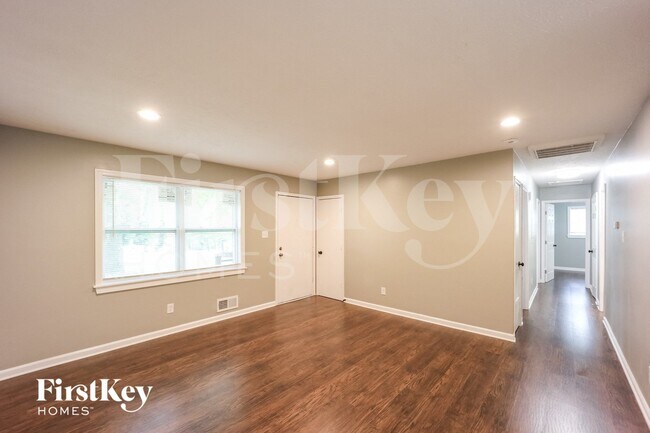 Foto del edificio - 743 Oak Dr