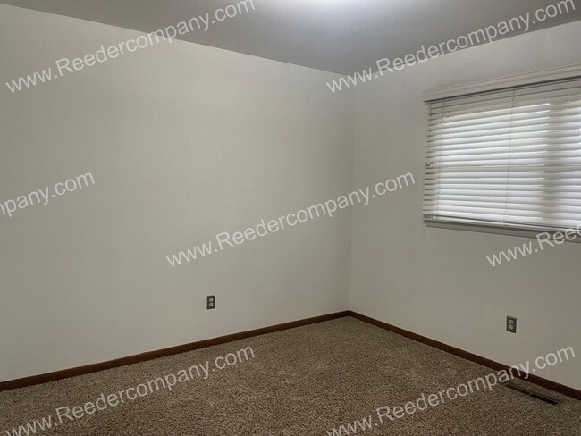 Building Photo - Remodeled 3 bedroom blocks from Munster Mi...