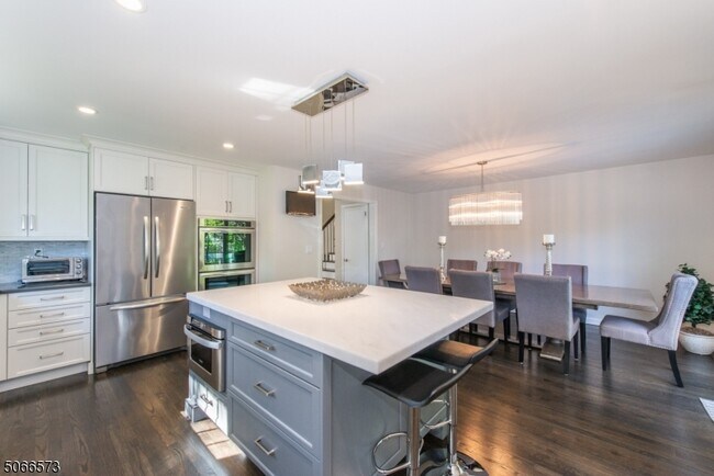 Building Photo - 6 Normandy Blvd E