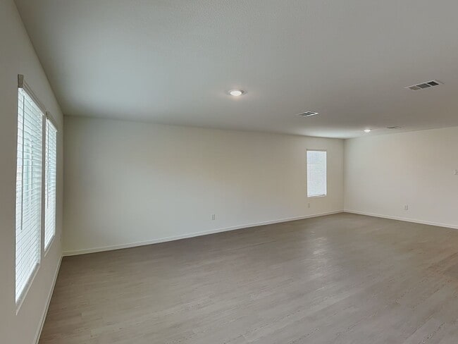 Foto del edificio - NEW CONSTRUCTION! READY NOW!