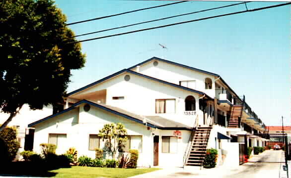Foto del edificio - 13528-13530 Lemoli Ave