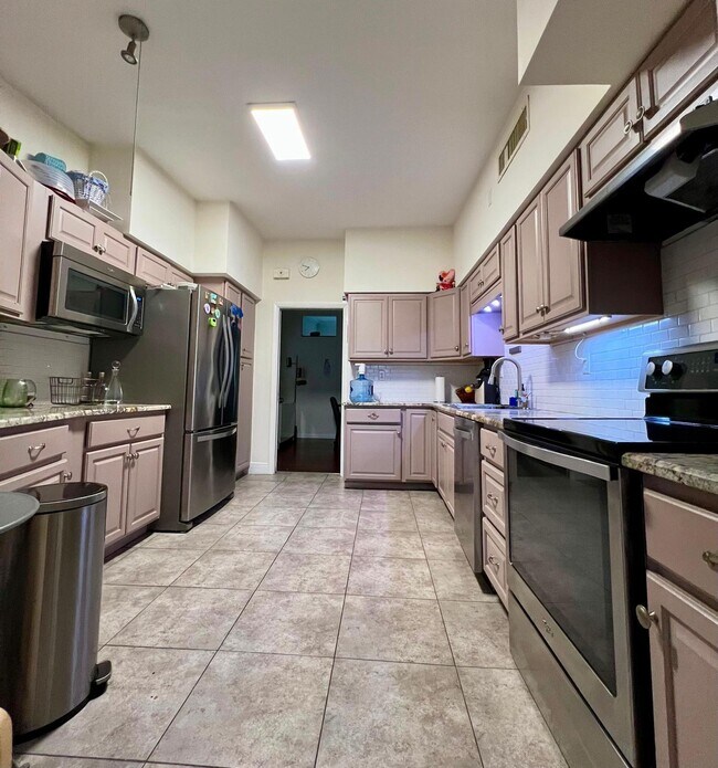 Foto del edificio - 9400 E Bay Harbor Dr