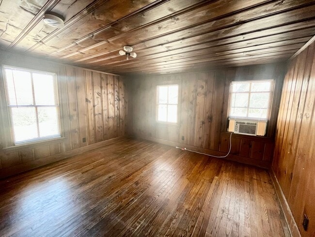 Building Photo - 301 W Fearing St