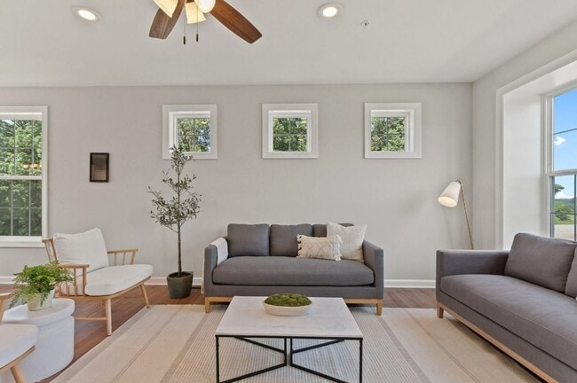 Building Photo - Beautiful 3 Bedroom, 2.5 Bath Townhome in ...