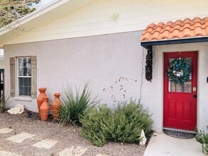 Building Photo - 104 E Waco St