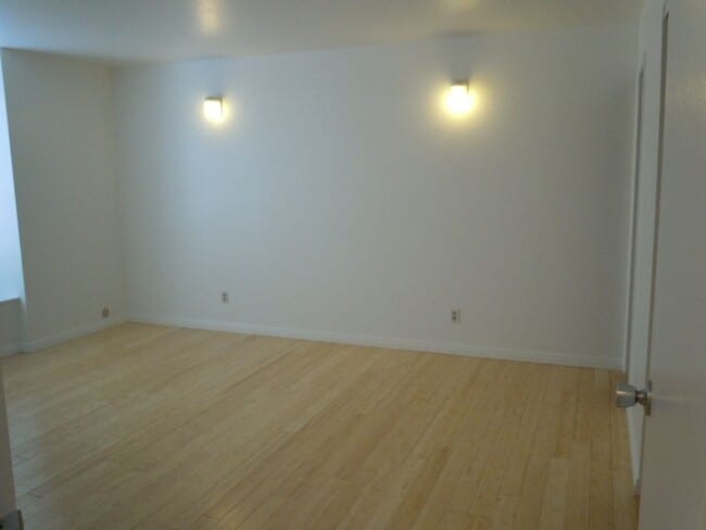 Building Photo - Foothill Condo